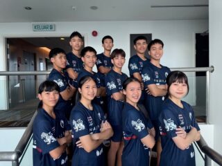 การแข่งขันในรายการ 8th  Asian Junior Taekwondo Poomsae Championships ในวันที่ 29 กรกฎาคม 2568 ณ เมืองกูชิง ประเทศมาเลเซีย👇🏻

นักกีฬาเทควันโดทีมชาติไทยจะลงทำการแข่งขัน จำนวน 11 คน ดังนี้ 

🥋ประเภทพุมเซ่เดี่ยวชาย
🇹🇭นายปุญวิชย์  สมวิทูร 

🥋ประเภทพุมเซ่เดี่ยวหญิง
🇹🇭นางสาวชนิกานต์  ชิโนทัย

🥋ประเภทพุมเซ่คู่ผสม
🇹🇭นายกมลเทพ  สนธิเณร 
🇹🇭นางสาวสุชานันท์  อินทร์แจ้ง 

🥋ประเภทพุมเซ่ทีมชาย
🇹🇭นายกมลเทพ  สนธิเณร 
🇹🇭นายพงศกร  ทองดี 
🇹🇭นายปุญวิชย์  สมวิทูร 

🥋ประเภทฟรีสไตล์พุมเซ่เดี่ยวชาย
🇹🇭นายรัชพล  ใยบัว 

🥋ประเภทฟรีสไตล์พุมเซ่คู่ผสม
🇹🇭นายพวัสส์  พัชรพงศ์ศิริ 
🇹🇭นางสาวชนิกานต์  ชิโนทัย

🥋ประเภทฟรีสไตล์ทีมผสม
🇹🇭นายรัชพล  ใยบัว 
🇹🇭นายปัณณธร  ศิริโสม 
🇹🇭นายศักดิ์วรินทร์ โอภาชาติ 
🇹🇭นางสาวรินรดา  น้ำทองไทย 
🇹🇭นางสาวกัญญาพัชร ไหมเจริญ 

⏰เริ่มการแข่งขัน
เวลา 08.00 น. (เวลาประเทศไทย)

🎥ช่องทางการรับชม
https://www.youtube.com/live/sy-vkhFH6nY?si=Xg-zpUqfDTctHMgb

อย่าลืมส่งกำลังใจให้ทีมเทควันโดไทยด้วยนะคะ ✌🏻🇹🇭🥋