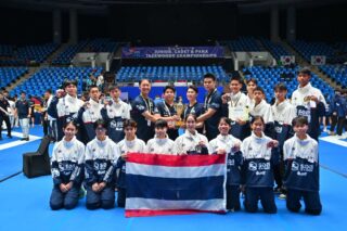 เก็บตกบรรยากาศการรับเหรียญและถ้วยรางวัลการแข่งขันในรายการ 13th  Asian Junior Taekwondo Championships ในระหว่างวันที่ 25-26 กรกฎาคม 2568 ณ เมืองกูชิง  ประเทศมาเลเซีย

นักกีฬาเทควันโดทีมชาติไทย สามารถทำผลงานได้   1 เหรียญทอง 3 เหรียญเงิน และ 4 เหรียญทองแดง 

🏆และได้รับรางวัลถ้วยคะแนนรวมชาย อันดับที่ 3

ขอแสดงความยินดีด้วยนะคะ🎉🥋🇹🇭