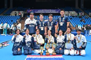 ภาพบรรยากาศการรับเหรียญและถ้วยรางวัลในการแข่งขันรายการ 6th Asian Cadet Taekwondo Championships ในระหว่างวันที่ 27-28 กรกฎาคม 2568 ณ เมืองกูชิง ประเทศมาเลเซีย

นักกีฬาเทควันโดทีมชาติไทย สามารถทำผลงานได้ 5 เหรียญทอง 4 เหรียญเงิน และ 1 เหรียญทองแดง

และได้รับรางวัล
🏆ถ้วยคะแนนรวมอันดับที่1 หญิง

🏆ถ้วยคะแนนรวมอันดับที่ 2 ชาย

🏆Best coach ของทีมหญิง
🥋นายพีระเทพ ศิลาอ่อน

🏆นักกีฬายอดเยี่ยมหญิง 
🥋นางสาววิลาสิณี ด้วงทองอยู่

ขอแสดงความยินดีด้วยนะคะ🎉🥋🇹🇭
