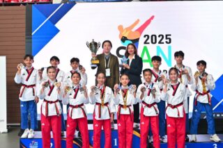 สรุปผลการแข่งขันในรายการ 6th Asian Cadet Taekwondo Poomsae Championships ในวันที่ 30 กรกฎาคม 2568  ณ เมืองกูชิง ประเทศมาเลเซีย

นักกีฬาเทควันโดทีมชาติไทย สามารถทำผลงานได้ 3 เหรียญทอง 3 เหรียญเงิน และ 2 เหรียญทองแดง ดังนี้

3 เหรียญทอง🥇🥇🥇

🥋ประเภทพุมเซ่คู่ผสม
🇹🇭เด็กชายปุณณวิช  หงษ์ยี่สิบเอ็ด
🇹🇭เด็กหญิงสุกฤตา  ปัญญาไตรรัตน์

🥋ประเภทฟรีสไตล์พุมเซ่เดี่ยวหญิง
🇹🇭เด็กหญิงณัฐนรี คำสอาด 

🥋ประเภทฟรีสไตล์พุมเซ่เดี่ยวชาย
🇹🇭เด็กชายอัครปวีณ  จำปา

3 เหรียญเงิน🥈🥈🥈
🥋ประเภทพุมเซ่ทีมหญิง
 🇹🇭เด็กหญิงกานต์ธีรา  รอดเมือง
🇹🇭เด็กหญิงสุกฤตา  ปัญญาไตรรัตน์
 🇹🇭เด็กหญิงภริทภร  ณ บางช้าง 

🥋ประเภทพุมเซ่ทีมชาย
🇹🇭เด็กชายปุณณวิช  หงษ์ยี่สิบเอ็ด
🇹🇭เด็กชายกันต์  วาทนิยะกุล
🇹🇭เด็กชายประวัติ  ภู่ฤทธิ์

🥋ประเภทฟรีสไตล์ทีมผสม
🇹🇭เด็กชายพีรศักดิ์  แสนสนิท
🇹🇭เด็กชายเตชิต  เชื้อสายวิบูลย์
🇹🇭เด็กหญิงมนันย์  ทองบ้านบ่อ
🇹🇭เด็กหญิงอชิรดา  โตชูวงศ์
🇹🇭เด็กหญิงณัฐนรี คำสอาด

2 เหรียญทองแดง🥉🥉

🥋ประเภทพุมเซ่เดี่ยวหญิง
 🇹🇭เด็กหญิงกานต์ธีรา  รอดเมือง

🥋ประเภทฟรีสไตล์พุมเซ่คู่ผสม
🇹🇭เด็กชายเตชิต  เชื้อสายวิบูลย์
🇹🇭เด็กหญิงมนันย์  ทองบ้านบ่อ

และได้รับรางวัล
🏆ถ้วยคะแนนรวมอันดับที่ 1
🏆รางวัลโค้ชยอดเยี่ยม
-นางสาวอรนวีย์ ศรีสหกิจ

ขอแสดงความยินดีด้วยนะคะ🎉🥋🇹🇭

Cr.ขอบคุณรูปสวยๆจาก Sport Action 🙏🏻