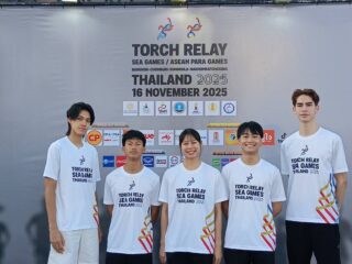 วันที่ 16 พฤศจิกายน 2568 ตัวแทนนักกีฬาเทควันโดทีมชาติไทย ร่วมกิจกรรม “วิ่งอัญเชิญไฟพระฤกษ์” การแข่งขันกีฬาซีเกมส์ ครั้งที่ 33 

พิธีเริ่มต้นด้วยการยืนสงบนิ่งเพื่อถวายความอาลัยต่อ สมเด็จพระนางเจ้าสิริกิติ์ พระบรมราชินีนาถ พระบรมราชชนนีพันปีหลวง ก่อนอัญเชิญไฟพระฤกษ์จากคบเพลิงทั้ง 11 ชาติสมาชิกอาเซียนเข้าสู่พิธี และส่งต่อสู่เส้นทางวิ่งในกรุงเทพฯ

หลังประธานพิธีอัญเชิญไฟพระฤกษ์แล้ว ดร.ชัชชาติ รับหน้าที่วิ่งคบเพลิง “ไม้แรก” ออกสตาร์ทจากหน้ากกท. วิ่งต่อเนื่องราว 8 นาที ก่อนส่งต่อให้

🏃‍♀️“น้องเอสที” วารีรยา สุขเกษม นักกีฬาสเก็ตบอร์ด ทีมชาติ
🏃‍♂️“หยู บัลลังก์ ทับทิมแดง” นักกีฬาดาวรุ่ง
🏃‍♀️บัวขาว บัญชาเมฆ นักชกชื่อดัง

จากนั้นคบเพลิงถูกส่งต่อไปยังนักกีฬา บุคคลสำคัญ และผู้ทรงคุณวุฒิ รวมกว่า 73 ไม้ รวมระยะทาง 67 กม. ทั่วกรุงเทพฯ ตลอดทั้งวัน