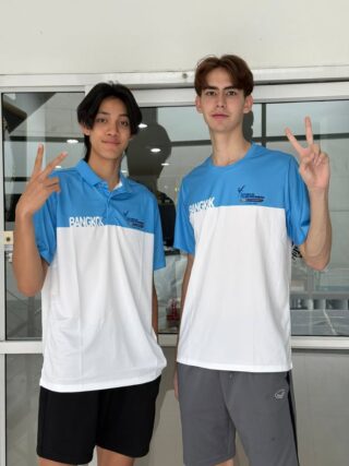 เสื้อสวยๆ สำหรับผู้โชคดี😍
มาร่วมกิจกรรมกันเยอะๆนะคะ

📣KICK & CHEER THAILAND  เตะสุดใจ เชียร์สุดพลัง #KICKBACKCHALLENGE

ปลุกไฟนักสู้ในตัวทุกคนที่เคยสวมชุดเทควันโด ไม่ว่าจะเคยเตะครั้งแรกตอนเด็ก หรือเคยแข่งบนเวทีใหญ่  ทุกคนคือส่วนหนึ่งของ “ทีมไทย” ที่จะส่งแรงเชียร์ไปสู่ฮีโร่เทควันโดทีมชาติไทย

😍ลุ้นรับเสื้อสุดพิเศษ
แจกเพียง 10 รางวัล รางวัลละ 1 ตัว

📍วิธีการร่วมสนุก
1.โพสต์ภาพ “เทควันโด” ของคุณคู่กับโปสเตอร์ของงานและเปิดโพสต์เป็นสาธารณะ

2.ติดแฮชแท็ก
#BKKTAEKWONDOON2025GP
#TAEKWONDOTH
#GPCHALLENGE
#GRANDPRIXCHALLENGE
#WTGPC2025 
#WORLDTAEKWONDO

3.แท็กเพื่อนอีก 2 คนให้ร่วมโพสต์

4.แคปชั่นให้กำลังใจนักกีฬาเชียร์การแข่งขัน

✅ร่วมสนุกได้ตั้งแต่วันนี้ - 22 พฤศจิกายน 2568 เวลา 16:00 น.

✅ประกาศผู้โชคดีในวันที่ 22 พฤศจิกายน 2568 เวลา 18:00 น.

✅ผู้โชคดีสามารถมารับเสื้อได้ที่ อินดอร์สเตเดียม หัวหมาก ในวันที่ 23 พฤศจิกายน 2568

📌หมายเหตุ การตัดสินของกรรมการถือเป็นที่สิ้นสุด