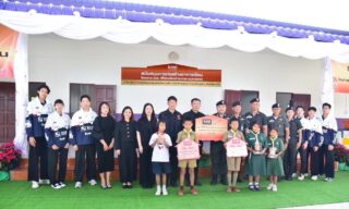 วันที่ 27 พฤศจิกายน 2568 ผู้ฝึกสอนและนักกีฬาเทควันโดทีมชาติไทย  ร่วมพิธีส่งมอบอาคารเรียนของธนาคารอาคารสงเคราะห์ ภายใต้ “โครงการสร้างหรือซ่อมแซมอาคารเรียนในถิ่นทุรกันดาร” ประจำปี 2568 ให้แก่โรงเรียนตำรวจตระเวนชายแดนวังศรีทอง ตำบลวังสมบูรณ์ อำเภอวังสมบูรณ์ จังหวัดสระแก้ว🥋🇹🇭