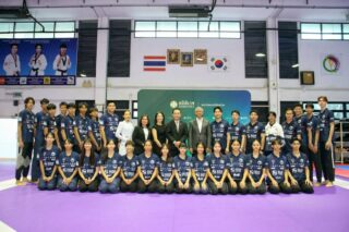 นายแพทย์นิธิวัฒน์ กิจศรีอุไร ผู้อำนวยการโรงพยาบาลสมิติเวช สุขุมวิท นำทีมแพทย์และพยาบาล ฉีดวัคซีนป้องกันไข้หวัดใหญ่ ให้กับนักกีฬาเทควันโดทีมชาติไทย ผู้ฝึกสอน และเจ้าหน้าที่ ณ สมาคมกีฬาเทควันโดแห่งประเทศไทย  

เมื่อช่วงเย็น 3 ธ.ค.2568 เพื่อสร้างภูมิคุ้มกันให้สุขภาพแข็งแรง และยังถือเป็นการเตรียมความพร้อมเข้าร่วมการแข่งขันรายการต่างๆ โดยเฉพาะศึกซีเกมส์ 2025 ที่จะถึงนี้ โดยมี ผศ.พิมล ศรีวิกรม์ นายกสมาคมกีฬาเทควันโดแห่งประเทศไทย ให้การต้อนรับ 🙏🏻👍🏻🇹🇭🥋