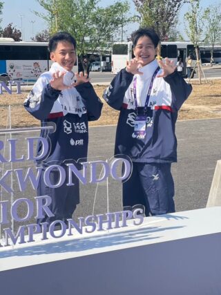 การแข่งขันรายการ Tashkent 2026 World Taekwondo Junior Championships ในวันสุดท้าย วันที่ 17 เมษายน 2569 ณ เมืองทาชเคนต์ ประเทศอุซเบกิสถาน👇🏻

นักกีฬาเทควันโดทีมชาติไทยจะลงทำการแข่งขัน จำนวน 2 คน ได้แก่

🇹🇭นางสาวลักษณ์นารา  ชื่นสกุลทิพย์ 
🥋รุ่นน้ำหนักไม่เกิน 52 กิโลกรัม

🇹🇭นายธนภัทร นิธิศบวรภัค 
🥋รุ่นน้ำหนักไม่เกิน 51 กิโลกรัม

🎥ช่องทางการรับชม

https://www.youtube.com/live/eyn6Osx_aIo?si=xTEgQr7g4QI-RRt2

⏰เริ่มการแข่งขันเวลา 11.00 น. (เวลาประเทศไทย)

อย่าลืมส่งกำลังใจให้ทีมเทควันโดไทยด้วยนะคะ 🥋🇹🇭✌🏻