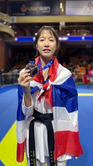 ผลการแข่งขันในรายการ 27th  Asian Taekwondo Championships ณ เมืองอูลานบาตาร์ ประเทศมองโกเลีย ในวันแรก วันที่ 21 พฤษภาคม 2569  

นักกีฬาเทควันโดทีมชาติไทย สามารถทำผลงานได้  1 เหรียญเงิน  ได้แก่

🥈นางสาวพัชรกัญน์ ​พูลเกิด
🇹🇭​​​รุ่นน้ำหนักไม่เกิน 46​ กิโลกรัม

ขอแสดงความยินดีด้วยนะคะ🎉🎊👍🏻🇹🇭
