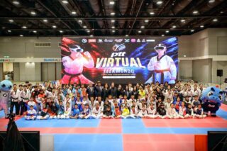 ภาพบรรยากาศการแข่งขัน PTT Virtual Taekwondo Thailand Championship 2026 

ในวันแรก วันที่ 4 กรกฎาคม 2569 ณ ไอส์แลนด์ฮอลล์ ชั้น3 ศูนย์การค้าแฟชั่นไอส์แลนด์

#สมาคมกีฬาเทควันโดแห่งประเทศไทย #ThailandTaekwondo  
#VirtualTaekwondo #VTKD #กีฬาVR
#Takewondo #เทควันโด