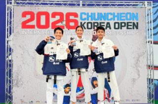 ผลการแข่งขันรายการ 2026 Chuncheon Korea Open International  Taekwondo Championships ณ เมืองชุนชอน ประเทศเกาหลีใต้ ในวันแรกวันที่ 19 กรกฎาคม 2569  

นักกีฬาเทควันโดทีมชาติไทยลงทำการแข่งขันจำนวน  3 คน  สามารถทำผลงานได้  2 เหรียญทอง  และ 1 เหรียญทองแดง ได้แก่

2 เหรียญทอง 🥇🥇
🥇นางสาวเพชรฎาภรณ์    พัฒน์นันทหิรัญ        
🇹🇭รุ่นน้ำหนักไม่เกิน 46   กิโลกรัม

🥇นายธนภัทร    นิธิศบวรภัค        
🇹🇭รุ่นน้ำหนักไม่เกิน 51    กิโลกรัม

1 เหรียญทองแดง🥉
🥉นายกัญจน์บุษกร     พิชัยสงคราม        
🇹🇭รุ่นน้ำหนักไม่เกิน 48    กิโลกรัม

ขอแสดงความยินดีด้วยนะคะ🎉🎊👍🏻🥋🇹🇭