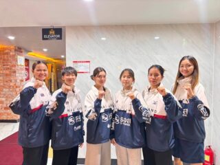 การแข่งขันรายการ 2026 Chuncheon Korea Open International  Taekwondo Championships ณ เมืองชุนชอน ประเทศเกาหลีใต้ ในวันที่สุดท้าย วันที่ 21 กรกฎาคม 2569  

นักกีฬาเทควันโดทีมชาติไทยจะลงทำการแข่งขันจำนวน  6 คน  ได้แก่

1. นางสาวพัชรกัญน์     พูลเกิด            
🥋รุ่นน้ำหนักไม่เกิน 49    กิโลกรัม

2. นางสาวกมลชนก     สีเคน            
🥋รุ่นน้ำหนักไม่เกิน 49    กิโลกรัม

3. นางสาวชุติกาญจน์     จงกลรัตนวัฒนา        
🥋รุ่นน้ำหนักไม่เกิน 53    กิโลกรัม

4. นางสาวณัฐกมล  วาสนา            
🥋รุ่นน้ำหนักไม่เกิน 57    กิโลกรัม

5. นางสาวปิยะฉัตรฤทัย     ชารีวรรณ        
🥋รุ่นน้ำหนักไม่เกิน 67    กิโลกรัม

6. นางสาวกัญจ์ณาลักษณ์     ชื่นชูกลิ่น        
🥋รุ่นน้ำหนักไม่เกิน 73    กิโลกรัม

⏰เริ่มการแข่งขันเวลา 07.00 น. (เวลาประเทศไทย)

🎥ช่องทางการรับชม👇🏻
https://www.youtube.com/live/ZQkt2jbdhAQ?si=SrcwccCSuhshyyEY

อย่าลืมส่งกำลังใจให้ทีมเทควันโดไทยด้วยนะคะ 🥋🇹🇭✌🏻